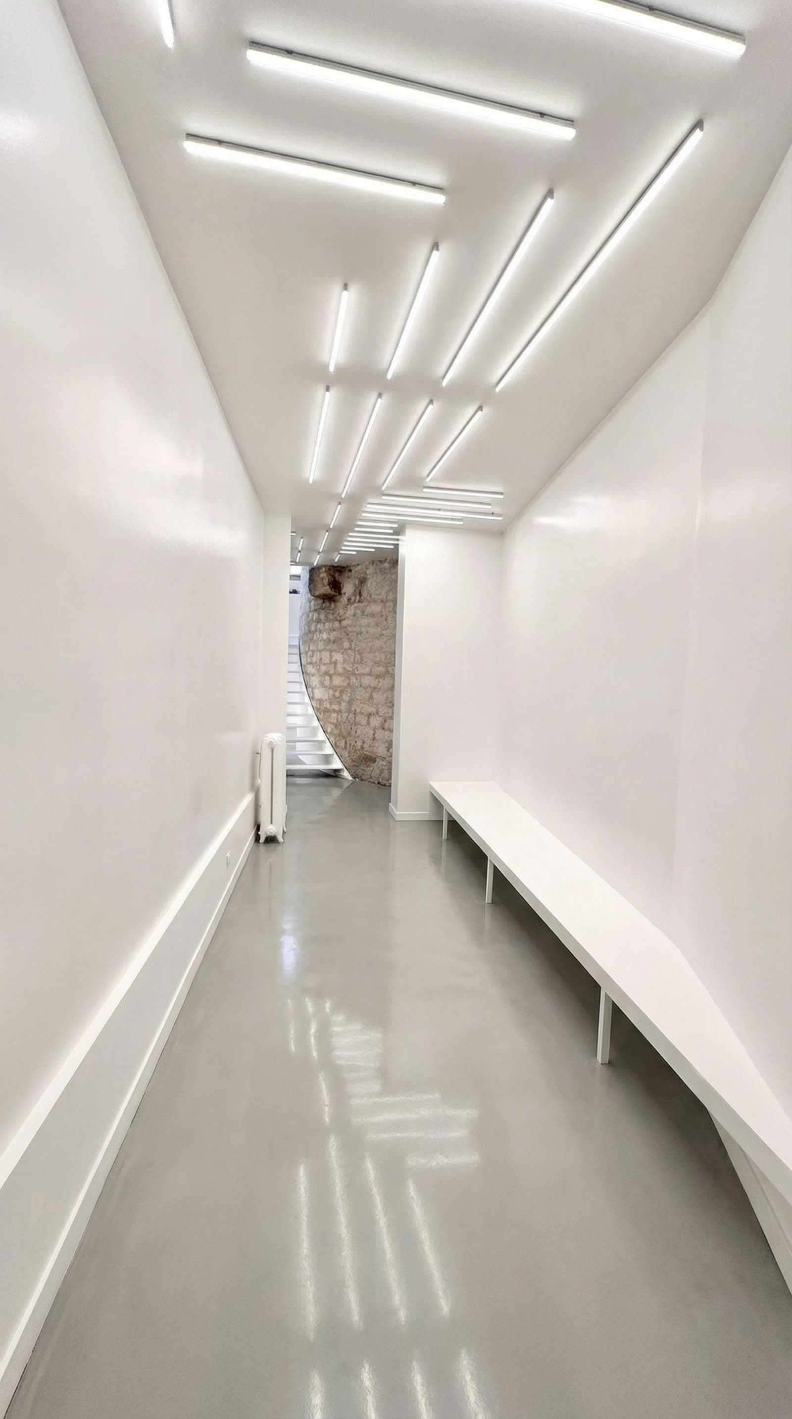 Couloir blanc avec néons linéaires