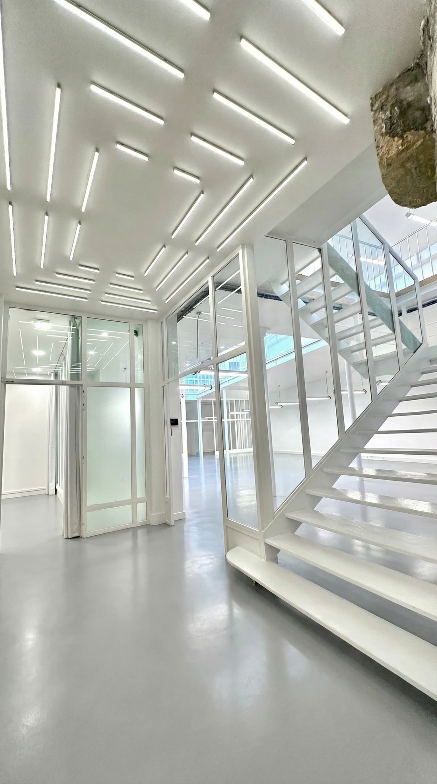 Escalier blanc et néons LED architecturaux — Loft République Paris 11e