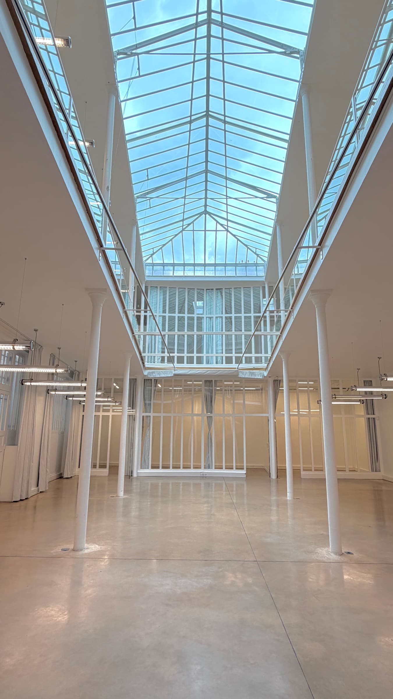 Perspective axiale de la verrière zénithale au-dessus du plateau RDC — location salle Paris