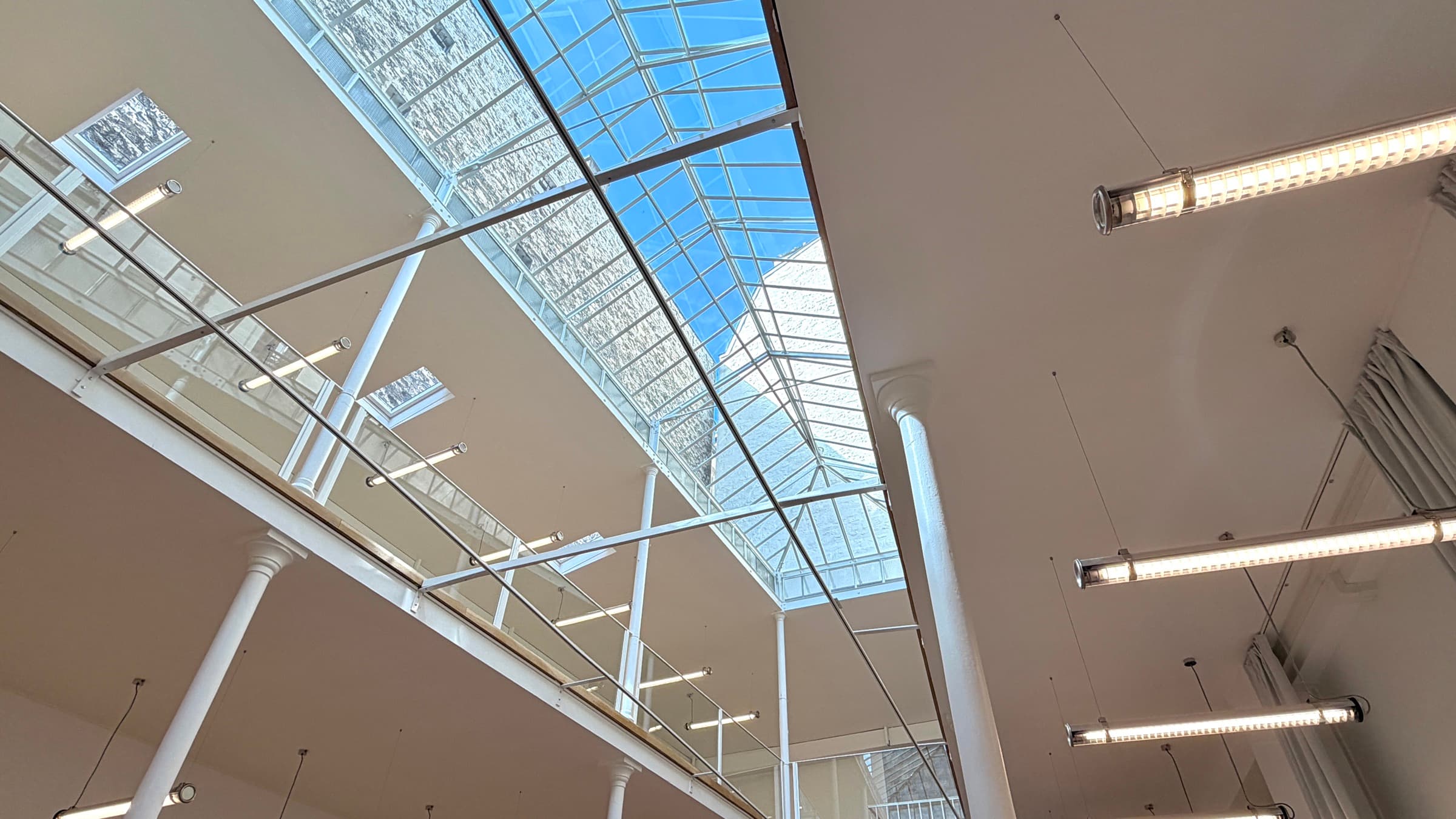 Contre-plongée sur la verrière zénithale et la mezzanine du Loft République — lieu événementiel Paris 11e